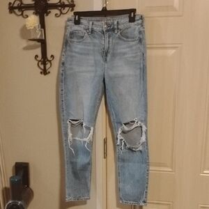 American Eagle Light Wash Strigid Hi-Rise Distressed Mom Jean 4 Short